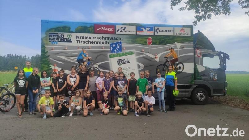 Gemeinsam meistern alle Viertklässler aus Krummennaab ihren ersten Führerschein, sprich die Fahrradprüfung. Bild: Carmen Koller-Schraml/exb