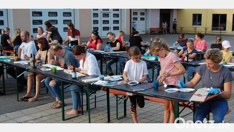 Die Eltern der Kita-Kinder beteiligten sich zahlreich an der Aktion des Elternbeirates zur Verschönerung des Zaunes um den Kindergarten. Bild: grm