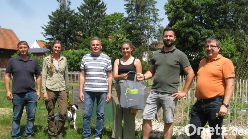 Benjamin Zwack, der stellvertretende Leiter der VG-Geschäftsstelle Oberviechtach, Anna Spiller, Rangerin Naturpark Oberpfälzer Wald, Bürgermeister Norbert Eckl, Blühpakt-Beraterin Isabella Hollweck, Florian Ilchmann (OGV Teunz) und Michael Bock (OGV Teunz) besichtigten die in Frage kommenden Flächen. Bild: Markus Kurz, Naturpark Oberpfälzer Wald/exb
