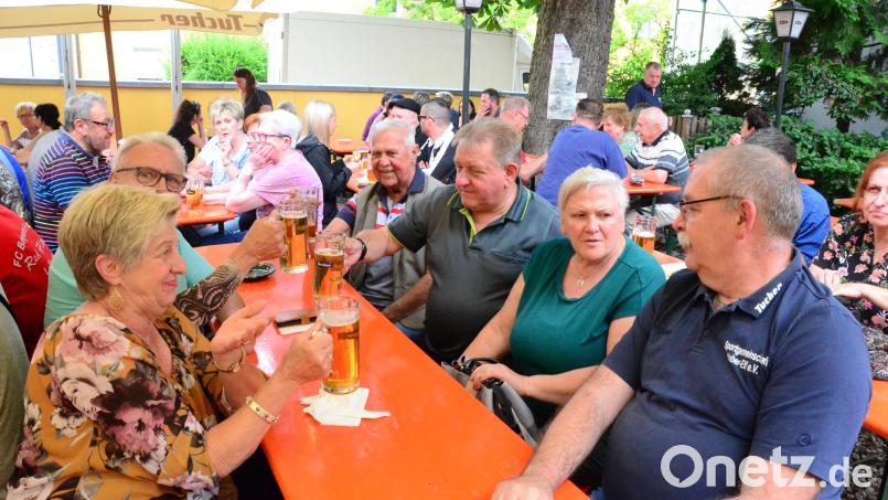 Die Naber-Elf und ihre Gäste in Sommer-Feierlaune. Bild: Kunz