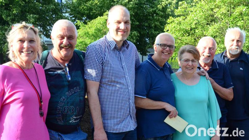 Die Sieger des Bridgeturniers von links: Eva Freifrau von Podewils, Karlheinz Pohl, Ulf Bormann, Paul Hügel, Erika Stähler-Kolb, Anselm Kiessling und Wolfgang Demleitner. Bild: Kunz