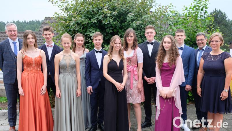 Die Besten des Abi-Jahrganges 2023 des Gymnasiums Eschenbach mit einer Note bis 1,5 mit Schulleiter Harald Olschner (links) und den Oberstufen-Koordinatoren Kerstin Eckert und Robert Kreuzer (rechts). Bild: do