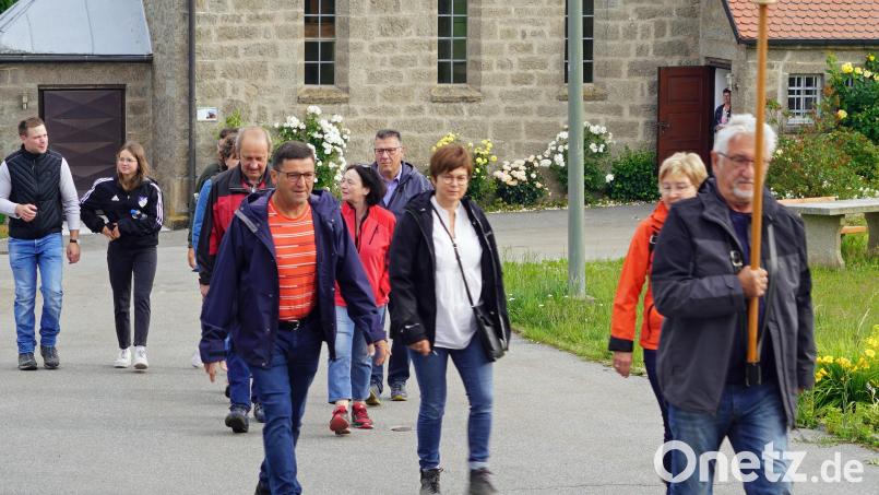 Die Spielberger Wallfahrer starten ihre Wallfahrt an der Dorfkapelle Richtung Fahrenberg Bild: fvo