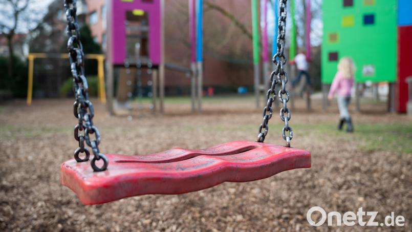 Nach dem Vorfall auf einen Spielplatz sucht die Polizei Zeugen. Symbolbild: Julian Stratenschulte/dpa