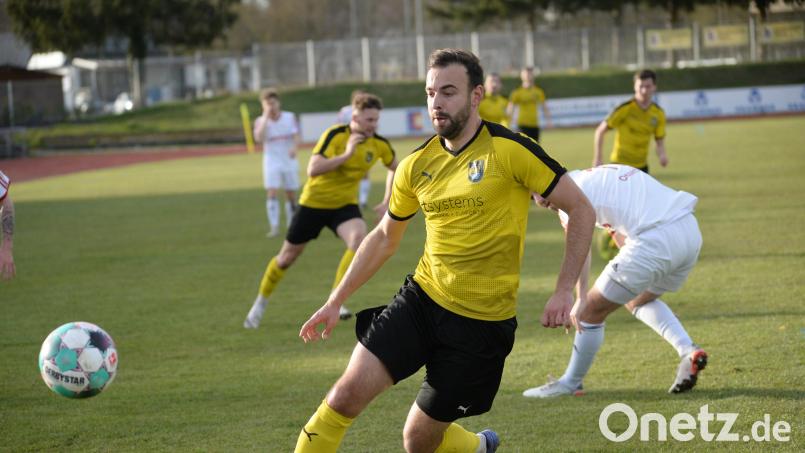 In der abgelaufenen Saison war Dennis Kramer mit seinen 16 Treffern für den FC Amberg einer der besten Torschützen in der Landesliga Mitte. In der neuen Saison ist der 30-Jährige Spielertrainer beim Kreisliga-Aufsteiger SV Köfering. Archivbild: Andreas Brückmann