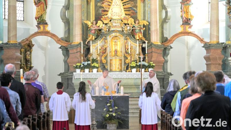 Der Waldthurner Pfarrer Norbert Götz (links) beim Patrozinium der Wallfahrtskirche Mariä Heimsuchung auf dem Fahrenberg. Mitzelebrant: Dekan Alfons Kaufmann aus Oberviechtach Bild: fvo