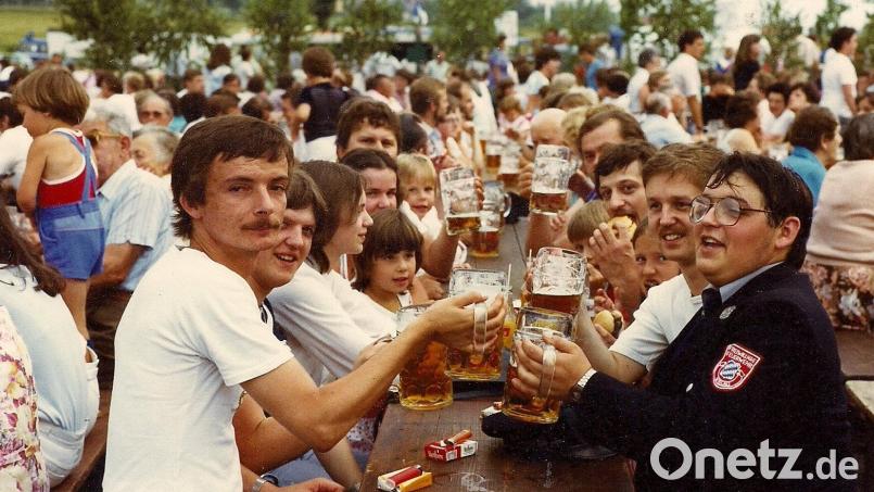 Der jetzige Bürgermeister der Marktgemeinde Wiesau, Toni Dutz (Zweiter von rechts) war beim ersten Bürgerfest JU-Vorsitzender und 22 Jahre alt. Bild: Archiv Werner Robl