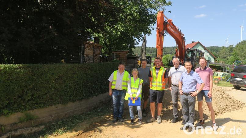 Die Baumaßnahmen zur Dorferneuerung von Thonhausen sind abgelaufen (von links): Otto Gareis und Lena Haberkorn (beide UTA Ingenieure), Markus Trägler und Michael Reng (beide Firma Seebauer), Thomas Köstler (Amt für Ländliche Entwicklung), Albert Geitner (Bürgermeister von Ursensollen) und Sascha Rößler (Leiter Baureferat). Bild: srö