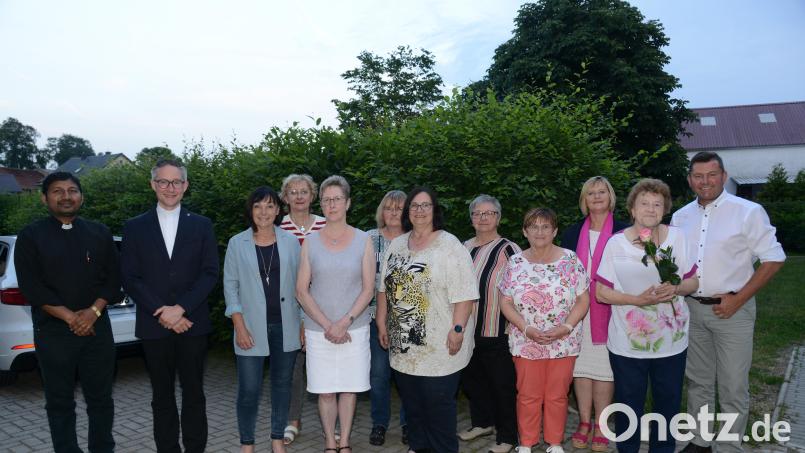 Pater John, Stadtpfarrer Adam Karolczak (von links) , Bürgermeister Rainer Rewitzer und Diözesanvorsitzende Martha Bauer (Dritte von rechts) freuen sich über die erfolgreiche Wahl des Vorstands mit Vorsitzender Christa Putzer, Schriftführerin Rita Zitzmann und Kassiererin Roswitha Grünthaler (vordere Reine, von links) Veronika Puff (Zweite von rechts) wird für 30 Jahre Mitgliedschaft geehrt. Bild: bey