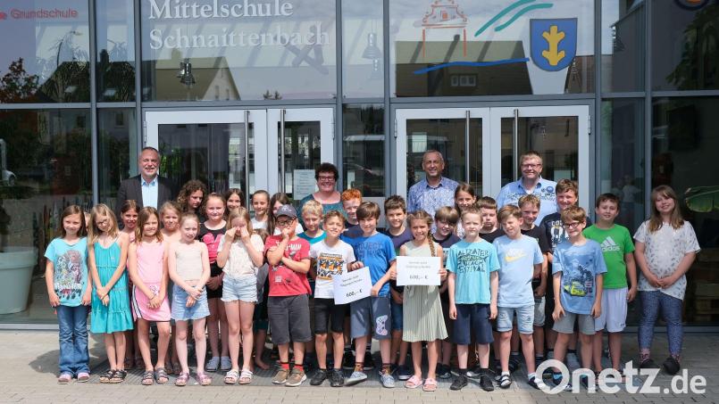 Pfarrer Josef Irlbacher (links), Pastoralreferent Stefan Dotzler (rechts) und die Kinder übergeben 1200 Euro an Oskar Schmidt von Flika und Karin Borchers vom Kinderpalliativteam. Bild: Klinikum/Dietl/exb