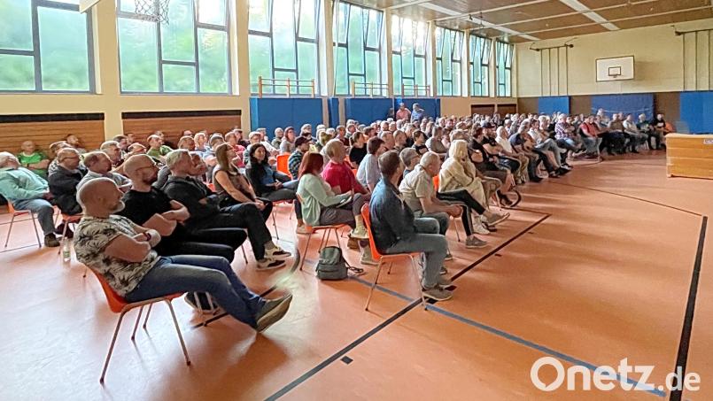 Gut gefüllt zeigt sich die Turnhalle in Edelsfeld bei der Bürgerversammlung. Bild: gru