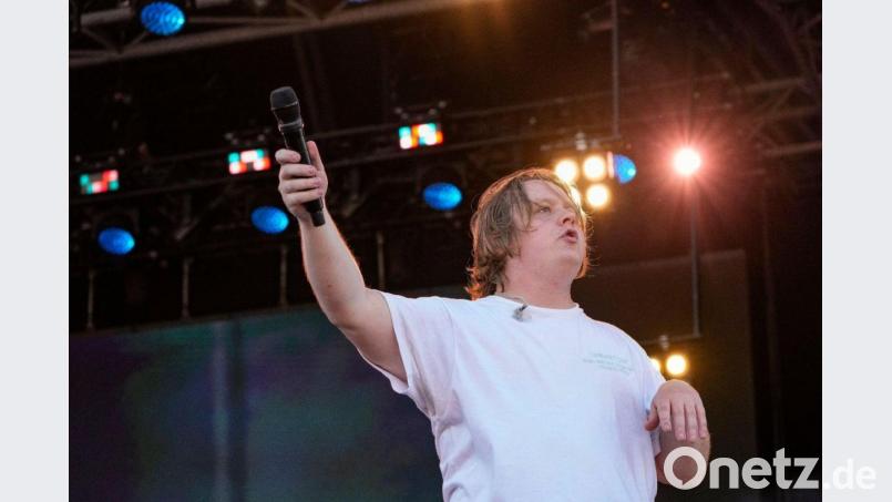 Lewis Capaldi beim Glastonbury Festival. Der Schotte hatte Stimmprobleme - da sprang das Publikum für ihn ein. Bild: Scott Garfitt/Invision/AP/dpa