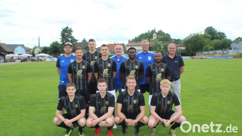 Die Neuzugänge des TuS Rosnberg, hintere Reihe von links: Manuel Röhrer (Teammanager), Christoph Bäumler (Trainer 1. Mannschaft), Jonas Dotzler (Co-Trainer 1. Mannschaft), Martin Franz, Jörg Schlötter (1. Spartenleiter), Hillary Onyishi, Frank Kokott (Trainer 2. Mannschaft), Rowland Agli, Manfred Seitz (1. Vorstand). Vorne von links: Samuel Kainz, Nico Schaller, Vinzenz Stemp, Moritz Steindl. Bild: kok