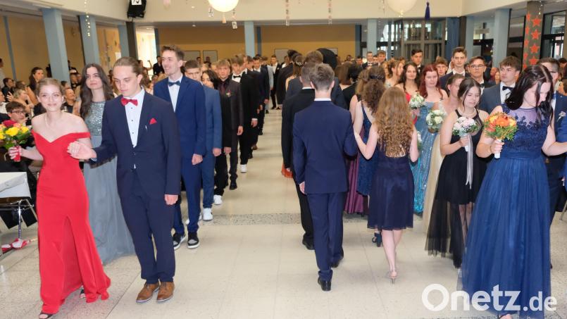 Immer wieder imponierend: die Fächer-Polonaise der jungen Tanzpaare bei den Bällen des Gymnasiums. Bild: do