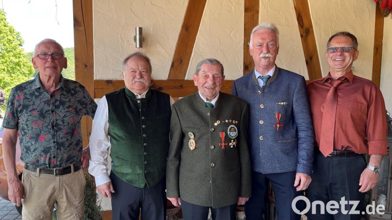 Gauschützenmeister Heiner Fraunholz (von links), Ex-Landessportleiter Ludwig Mayer, den Jubilar Josef Lotter, OSB-Präsident Franz Brunner und Sohn Josef Lotter (Sportleiter SG Neumühle). Bild: Brigitte Brunner/exb