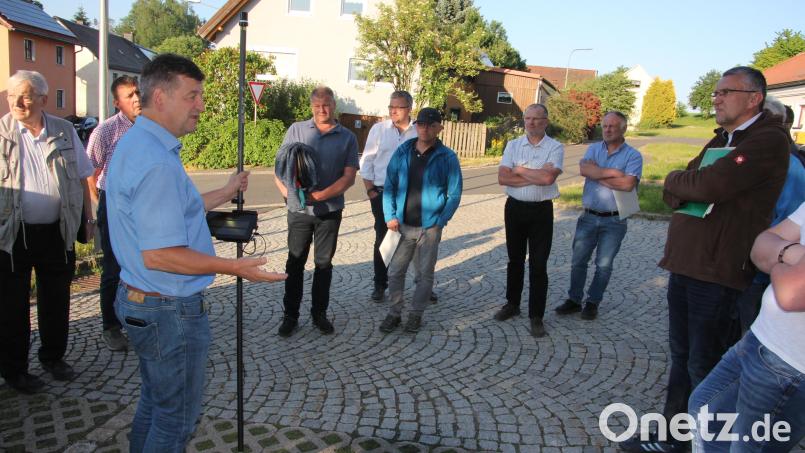 Artus Brei (Zweiter von links) erklärte den Markträten und Bürgermeister Franz Schöner (rechts) die Funktion des neuen GPS-Vermessungsstabes. Bild: kro