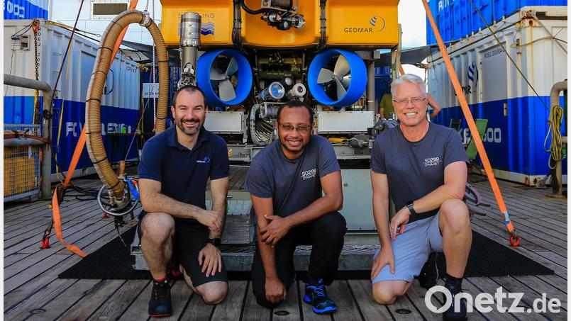 Fahrtleiter Dr. Philipp Brandl, Stanis Konabe (Beobachter für Papua-Neuguinea) und Prof. Dr. Brent McInnes von der Curtin University in Perth (von links) vor dem Tauchroboter ROV KIEL 6000 an Bord der FS Sonne. Bild: Christoph Beier/exb