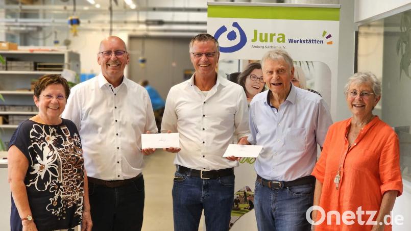 Bürgermeister Hermann Falk (Mitte) spendet die 3400 Euro an die Lebenshilfe Amberg-Sulzbach und die Hilfsorganisation Africa Luz (von links): Africa-Luz-Geschäftsführerin Bärbel Birner, Lebenshilfe-Vorsitzender Eduard Freisinger sowie (von rechts) Burglinde Dausch und Africa-Luz-Vorsitzender Dieter Dausch. Bild: u