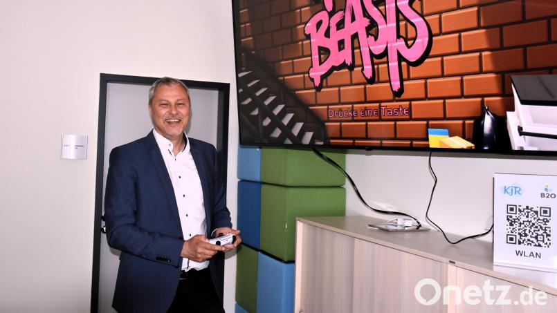 Stolz ist Jürgen Preisinger, mit dem Treff &quot;B12&quot; der Jugend und dem Kreisjugendring ein Domizil eingerichtet zu haben. Im Treff können zum Beispiel Jugendliche auf dem überdimensionalen Bildschirm gemeinsam Computerspiele spielen. Bild: ubb