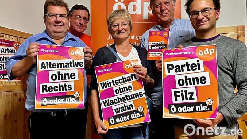 Der Vorstand des ÖDP Kreisverbandes mit (von links) Christian Wallmeyer, Günther Sparrer, Barbara Kindl, Bernhard Schöttler und Robert Lechner mit den neuen Plakaten zur Landtagswahl. Bild: R. Kreuzer