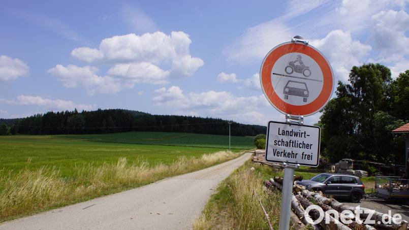 Trotz deutlichem Hinweis wird der Kohlfelder-Weg zur Ortsumfahrung genutzt. Schäden im Weg führen immer wieder zum Ärgernis. Bild: mmj