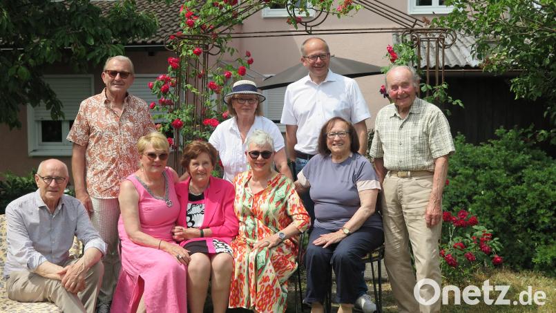 Bürgermeister Roman Schäffler (hinten, Zweiter von rechts) sowie Nachbarn und die Familienangehörigen gratulierten Helene Freund (vorne mit ihren beiden Töchtern Lieselotte und Angelika) herzlich zu ihrem 90. Geburtstag. Bild: jzk