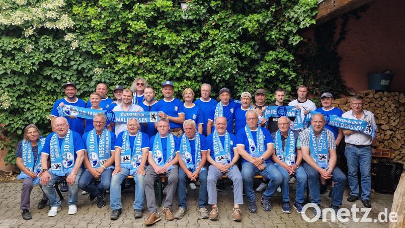 Zahlreiche langjährige Mitglieder ehrten die Löwenfreunde Waldsassen. Im Bild (sitzend, von links) Bianca Heller, Karl-Heinz Friedrich, Werner Ernstberger, Reinhard Heller, Klaus Birkner, Manfred Schreiner, Fritz Pausch, Manfred Bäumler, Siegbert Vogt und Uwe Wisotzki sowie (stehend, von links), Johannes Kirchner, Benjamin Heller, Thomas Köstler, Matthias Menzel, Rupert Gruber, Hans Gleißner, Jens Mogge, Markus Schwägerl, Martina Haberkorn, Helmut Rüth, Markus Strobl, Josef Bauer, Stefan Gatter, Nicolas Ernstberger, Lucas Ernstberger, Thomas Härl und Günther Heß. Bild: kro