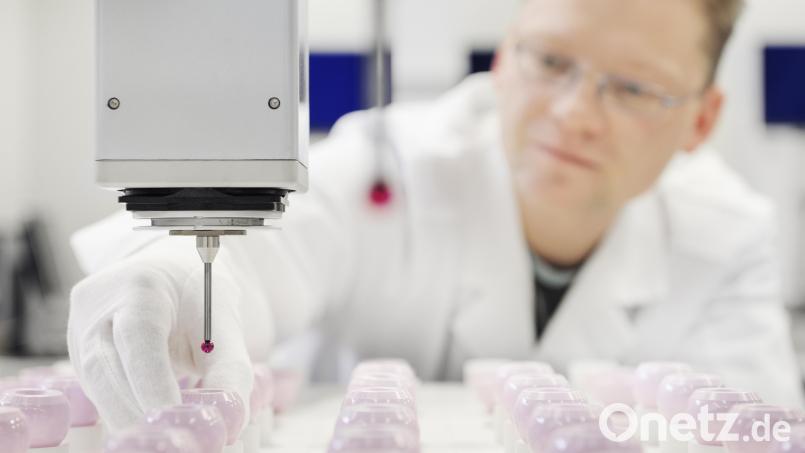 Für die Produktion keramischer Produkte für die Medizin ist langjährige Erfahrung unabdingbar. Bild: Berthold Steinhilber/exb