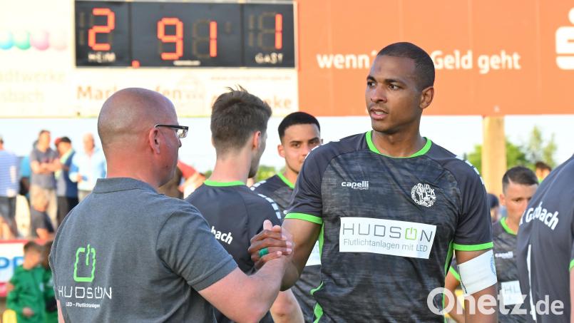 Das Relegationsspiel bei der SpVgg Ansbach war sein letztes im Trikot der DJK Gebenbach: Kapitän Julian Ceesay (rechts) verabschiedet sich aus der Bayernliga. Bild: Sportfoto Zink/Wolfgang ZInk