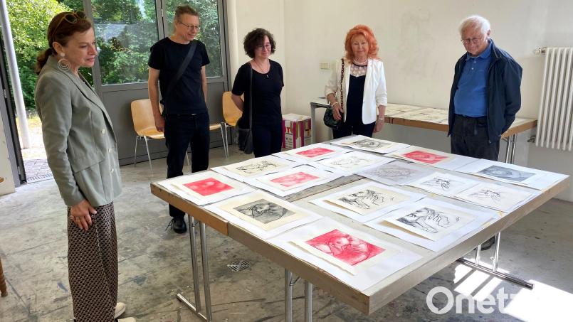 Künstlerin Maja Spasova (links) öffnete ihr Studio in der Fronberger Künstlerkolonie und gewährte den Besuchern einen Einblick in ihre Arbeit. Bild: Dehm/exb