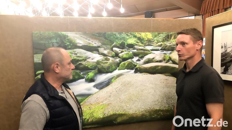 Matthias Kunz (rechts) beim Fachsimpeln mit dem Vorsitzenden der Wasserwacht Wiesau, Wolfgang Bauer. Bild: wro
