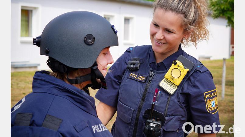 Die Anprobe der Schutzausrüstung gehört zum Programm des Aktionstages. Bild: Polizeipräsidium Oberpfalz/exb