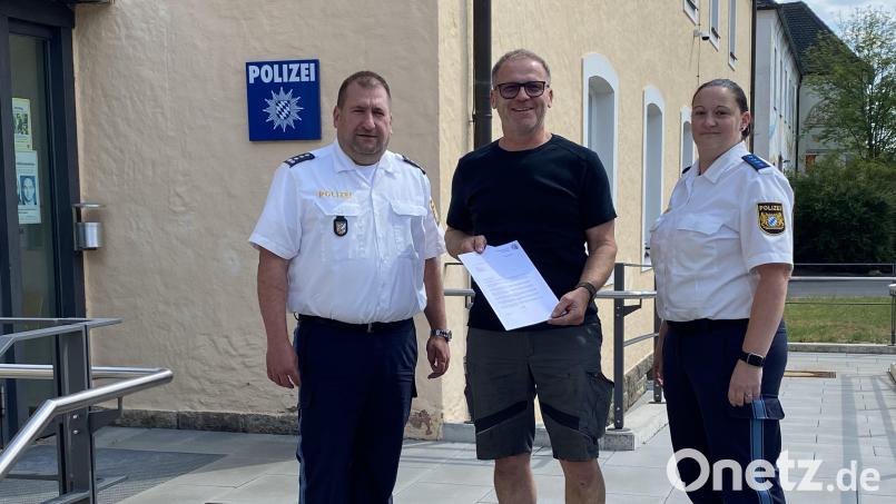 Dienststellenleiter Roland Heldwein und Polizeihauptmeisterin Nicole Zeitler dankten Stefan Rosner für seinen entscheidenden Zeugenhinweis. Bild: Polizeiinspektion Waldsassen