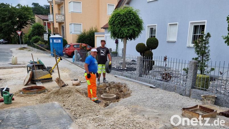Sie bringen die Fernwärme ganz praktisch zu den Menschen: Männer einer örtlichen Baufirma, die im Stadtosten von Schwandorf gerade die letzten Arbeiten an neuen Hausanschlüssen erledigen. Bild: Thomas Dobler