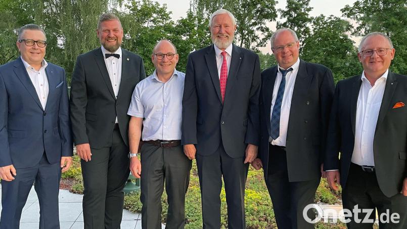 Führungswechsel beim Lions Club Weiden mit (von links) Neumitglied Dr. Rainer Gallersdörfer, Präsident Bastian Braun, Sekretär Prof. Alexander Schuh, Pastpräsident Gerard Ivey-Frank, Vizepräsident Elmar Grosser und Hilfswerk-Vorsitzendem Dr. Elmar Baumer. Bild: Lions Club Weiden/exb