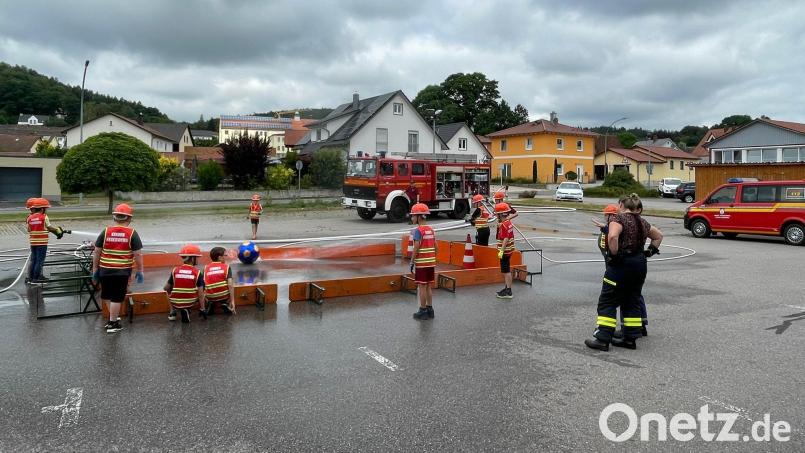 Bei der Kinderfeuerwehr, im Bild eine Gruppe aus Nabburg, steht der Spaß im Vordergrund. Für die Gewinnung von Nachwuchs ist das entscheidend. Bild: Angela Müller/Feuerwehr Nabburg/exb