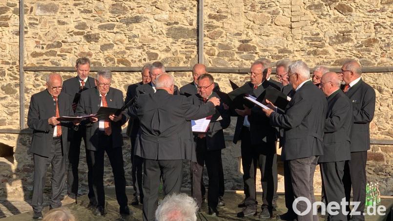 Der Gesangverein Schönsee ist eine Bereicherung für die "Abendklänge". Und für eine vorbeikommende Radlergruppe gibt es noch ein Extra-Konzert. Bild: Stadt Schönsee/exb