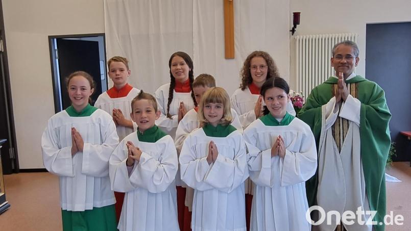 Bei einem Gottesdienst werden die neuen Ministranten aufgenommen. Bild: Picasa