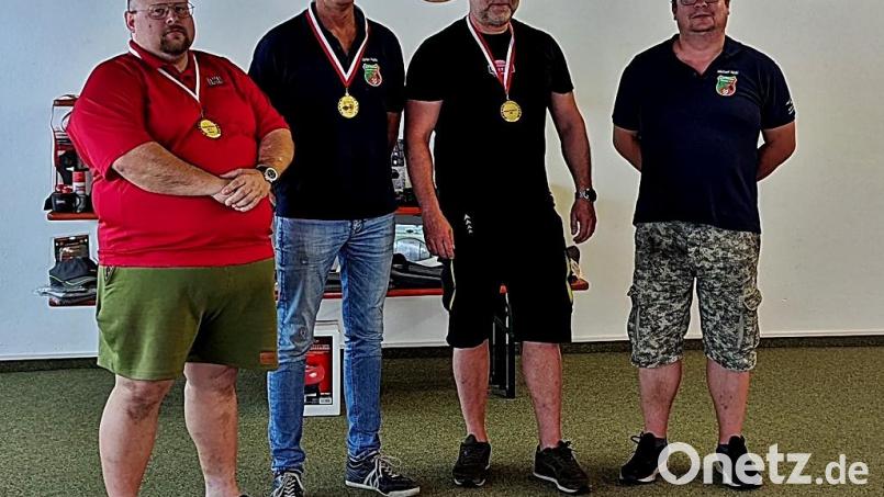 Die Erstplatzierten der drei Disziplinen. André Schröder, Stefan Fuchs und Thomas Koller (von links) und Erster Vorsitzender Michael Nickl (rechts). Bild: R. Kreuzer