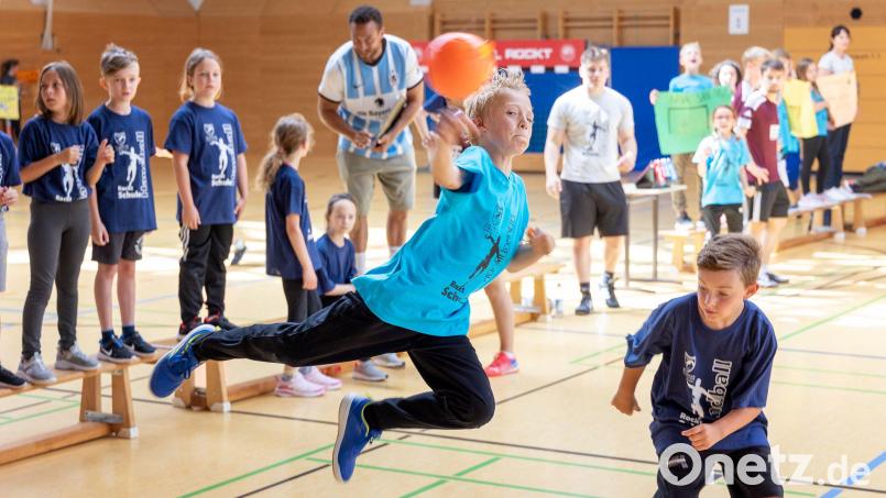Beim Turnier glänzten manche junge Handballer mit raffinierten Spielzügen. Bild: Guenter Uschold/exb