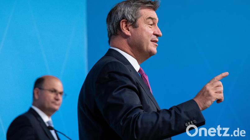 Markus Söder (rechts, CSU), Ministerpräsident von Bayern, und Albert Füracker (CSU), Finanzminister von Bayern, nehmen nach einer Kabinettssitzung an einer Pressekonferenz teil. Bild: Sven Hoppe/dpa