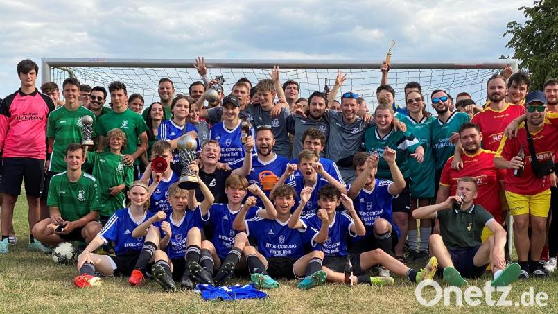 Die Freudenberger Landjugend (blaue Trikots) freut sich über den Turniersieg. Bild: gri