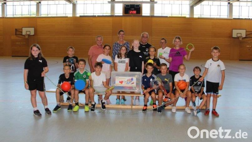Rektor Siegfried Seeliger und Schulrätin Susanne Muffert freuten sich mit den Kindern über den sportlichen Vormittag. Bild: mab