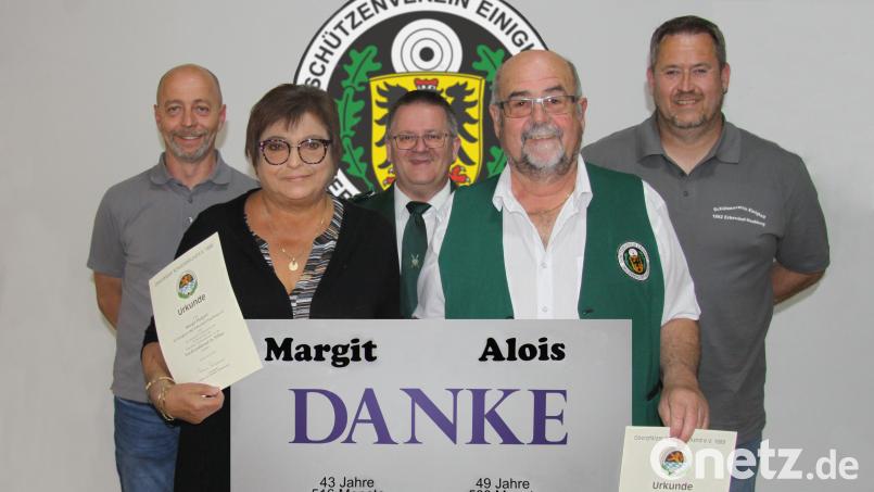 Margit und Alois Helgert (vorne, von links) freuten sich über ihre Ehrung. Mit auf dem Bild (hinten, von links) Zweiter Schützenmeister Thomas Glaser, Gauschützenmeister Wolfgang Schlicht und Erster Schützenmeister Stefan Pregler. Bild: Schützenverein Einigkeit/exb