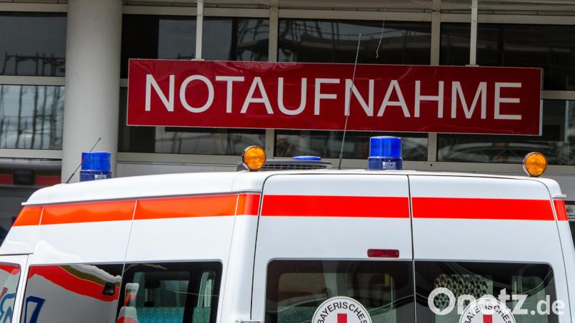 Ein Krankenwagen steht vor der Notaufnahme der Universitätsklinik in Regensburg. Archivbild: Armin Weigel
