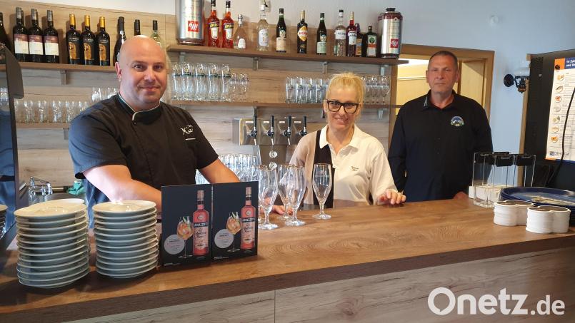 Massimo Erodiani (links) mit Ehefrau Emanuela übernimmt als neuer Pächter das Lokal der Schützengesellschaft Alpenrose. Darüber freut sich Schützenmeister Roland Bäumler (rechts). Bild: Lowak