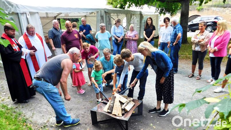 Kinder entzündeten in einer Feuerschale das Petersfeuer. Bild: whü
