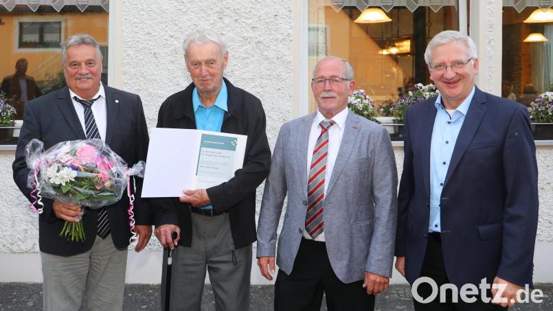 Willi Müller (zweiter von links) erhielt die Große Ehrennadel des Verbandes bayerischer Wohnungsunternehmen. Überreicht wurde diese Auszeichnung von (von links) Vorstandsvorsitzenden Dieter Döppl, Aufsichtsratsvorsitzenden Anton Hauer und Bürgermeister Johannes Reger. Bild: JOCHEN NEUMANN 
ERBENDORF