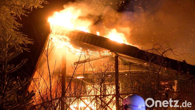 Ein 18-Jähriger´soll sich in Regenstauf der Brandstiftung schuldig gemacht haben. Auch ein Dachstuhl soll deshalb Feuer gefangen haben. Symbolbild: Kai Moorschlatt/dpa