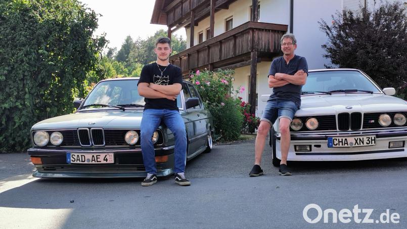 Alexander Eckl (links) und Robert Bronold sind stolz auf ihre BMW-Oldtimer-Limousinen. Das Auto von Eckl ist mehr als doppelt so alt wie er selbst. Bild: Portner